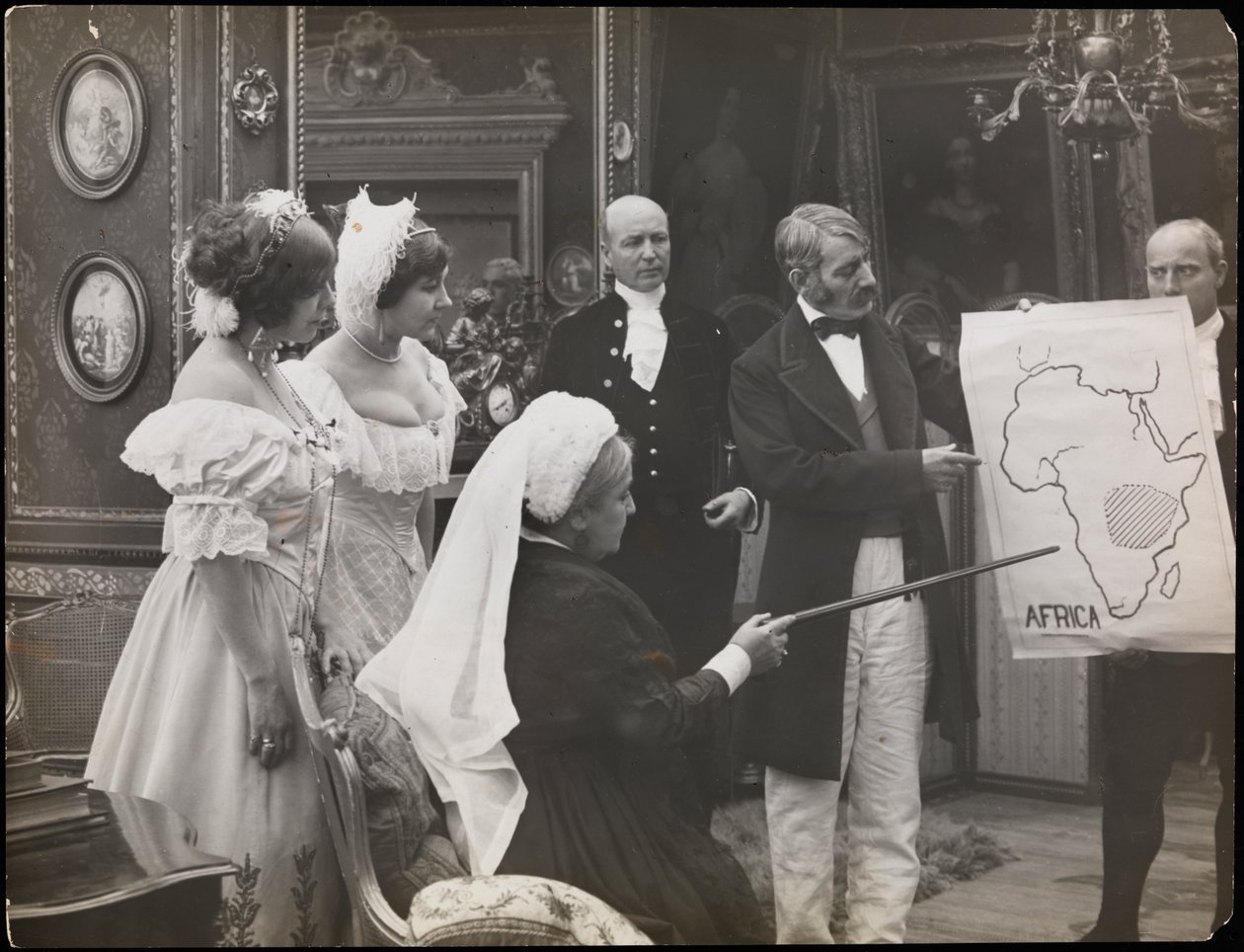 Kadr z filmu „Sześćdziesiąt lat królowa”, ok. 1914 (zdjęcie czarno-białe) autorstwa Company Byron