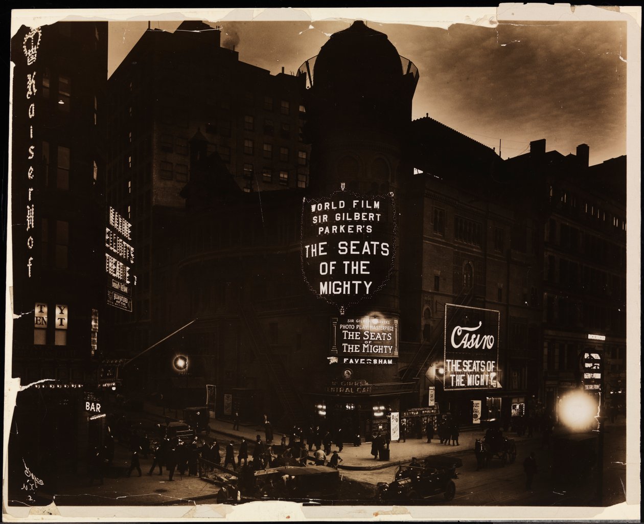 Casino Theatre nocą, tłumy i samochody oraz robotnicy budowlani kopiący ulice, Broadway i 39th St., Nowy Jork, ok. 1915 (zdjęcie czarno-białe) autorstwa Company Byron