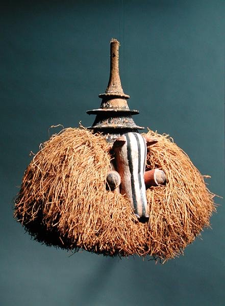 Maska zoomorficzna (drewno i włókno) (patrz również 181650, 181652) autorstwa Congolese