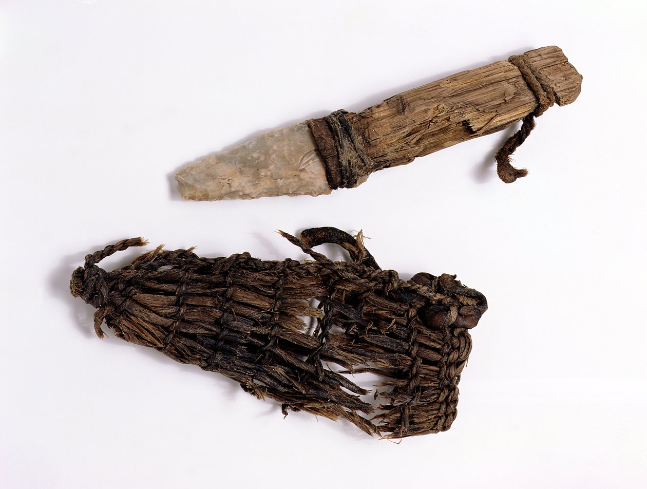 Sztylet i pochwa znalezione u Lodziarza Oetzi (łyka, skóra, drewno jesionowe i krzemień) autorstwa Copper Age