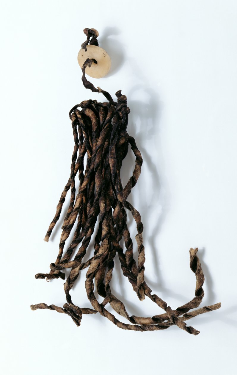 Frędzel z przebitym okrągłym dyskiem, znaleziony z Oetzi Iceman (skóra i kamień) autorstwa Copper Age