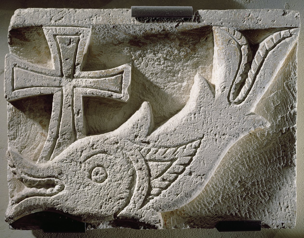 Płaskorzeźba przedstawiająca rybę i krzyż, z cmentarza w Ermant, IV-V w. (wapień) autorstwa Coptic