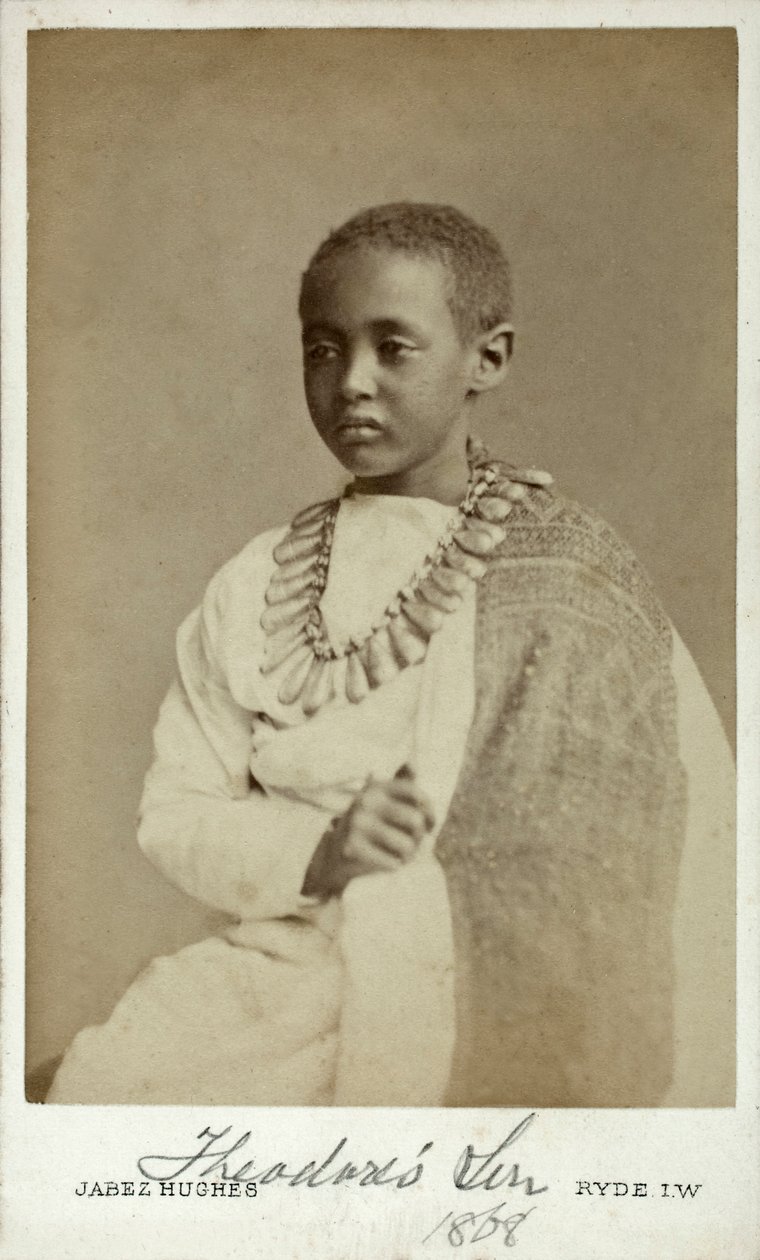 Książę Alamayu, syn cesarza Teodora II z Abisynii, Ryde, Anglia, 1868 (druk albumowy) autorstwa Cornelius Jabez Hughes