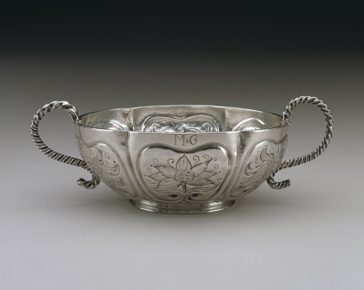 Miska na wino, 1696-1731 (srebrna) autorstwa Cornelius Kierstede