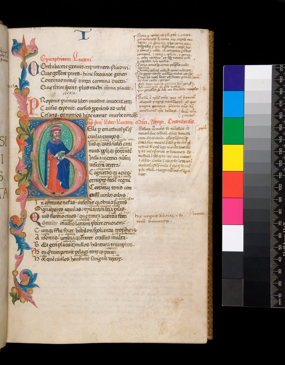 Ms 325. Lucan, Bellum Civile i inne dzieła, f.10r. Iluminowany inicjał [B], zamieszkany przez pełnometrażowy portret autorski, sięgający do częściowego bordiury, ok. 1400-10 (pergamin) autorstwa Cristoforo Cortese