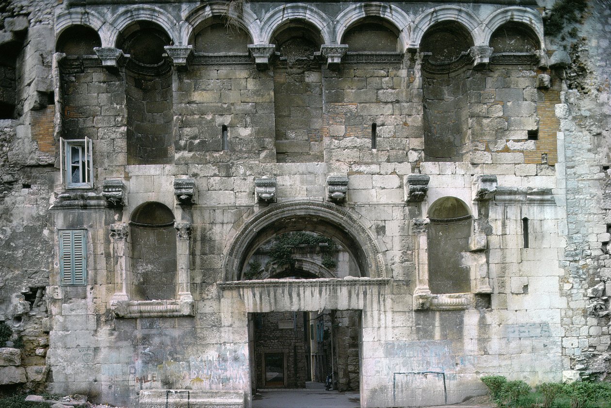 Porta Aurea w Pałacu Dioklecjana. ok. 300 n.e autorstwa Croatian School