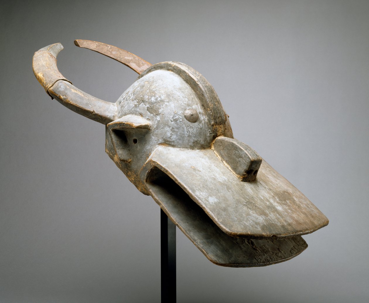 Maska na hełm krowy krzaka (Vara Society), Sudan Zachodni, Afryka Subsaharyjska, koniec XIX wieku (drewno, materia ofiarna, metal, gwoździe i skóra zwierzęca) autorstwa Culture Chamba