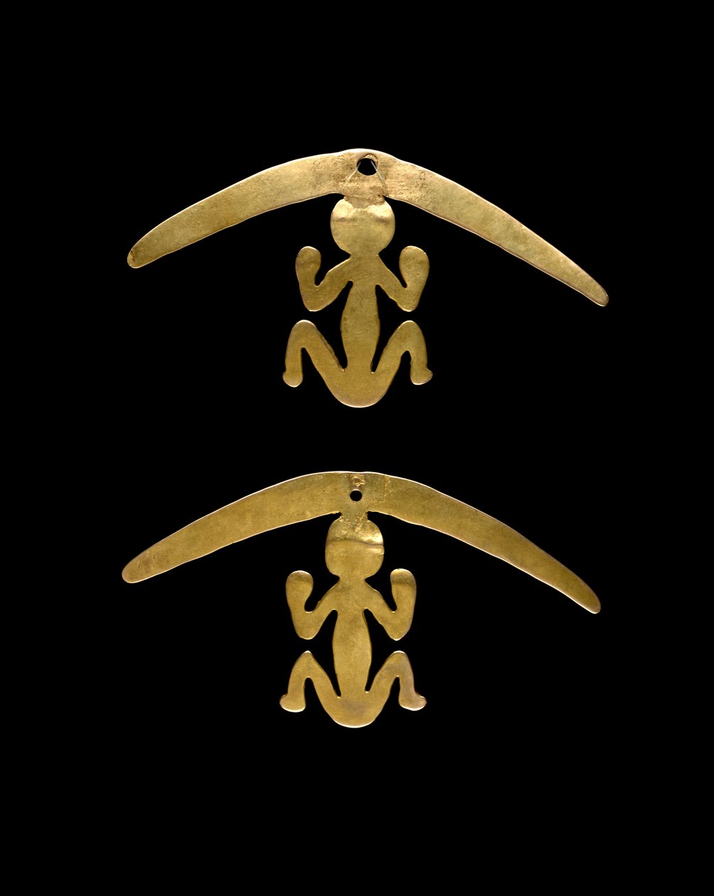Para zawieszek do uszu, 600-1600 AD (młotkowane i szlifowane złoto) autorstwa Culture Nariño