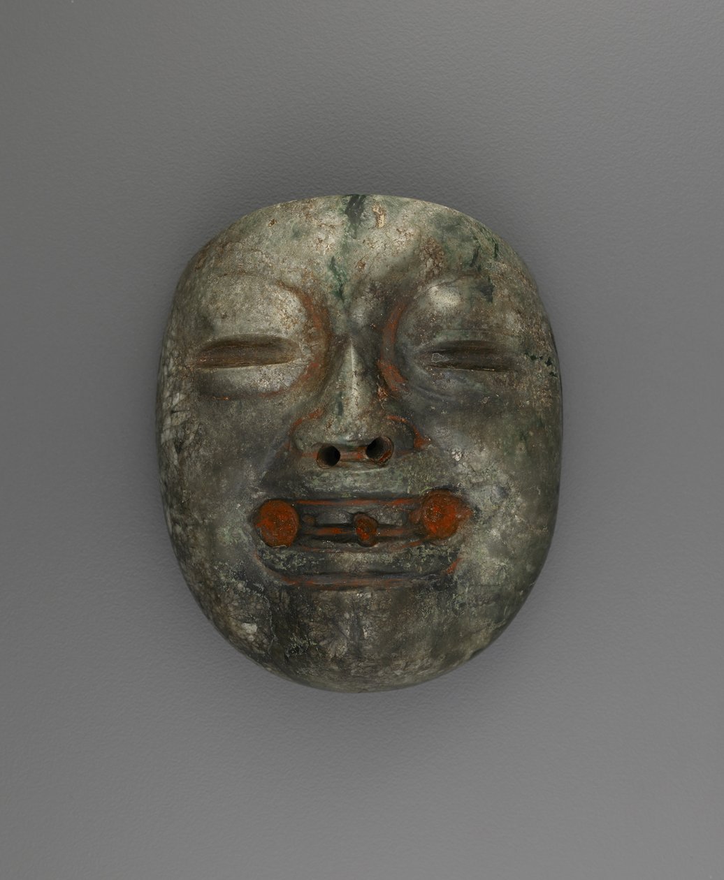Wisiorek w formie maski autorstwa Culture Olmec