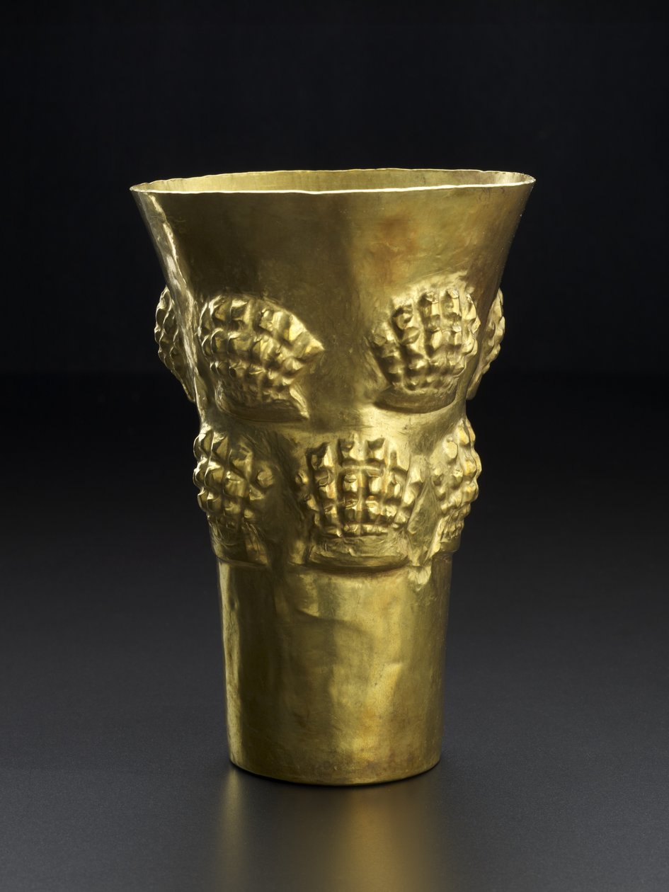 Zlewka przedstawiająca spondylusa, jasnoczerwoną muszlę mięczaka, 800-1350 ne (młotkowane złoto) autorstwa Culture Sicán