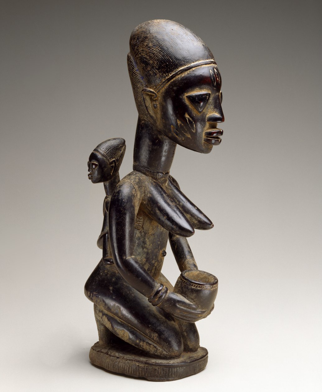Figura matki i dziecka, Nigeria, k. XIX w. (drewno i ślady indygo) autorstwa Yoruba Culture