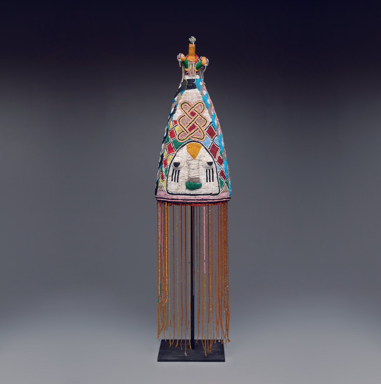 Korona królewska (ade), koniec XIX do początku XX wieku (paciorki szklane, płótno, wyroby koszykarskie i włókno) autorstwa Yoruba Culture
