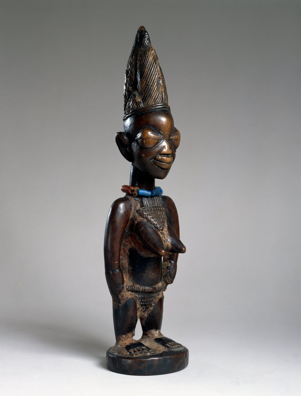 Bliźniacza figura (ere ibeji), region Ila-Orangun, Nigeria, koniec XIX lub początek XX wieku (drewno, szklane paciorki i ślady tukuli) autorstwa Yoruba Culture