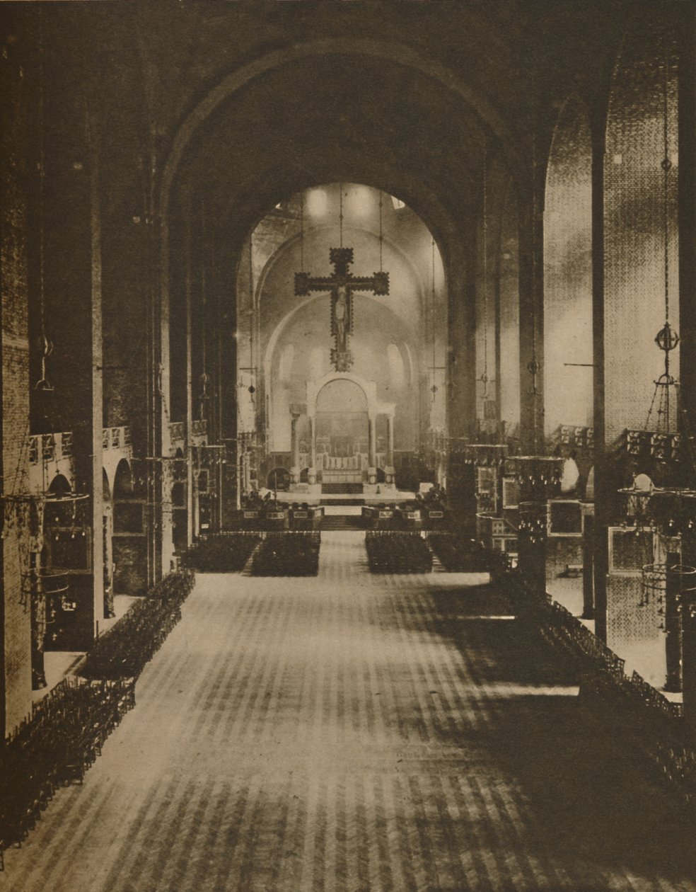 „Wnętrze katedry westminsterskiej widziane z West Endu”, ok. 1935. autorstwa Cyril Ellis