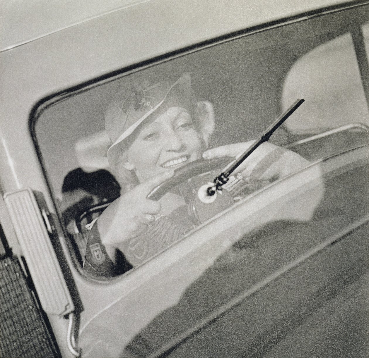 Kobieta prowadząca, ok. 1930 (fotograwiura) autorstwa Czech Photographer