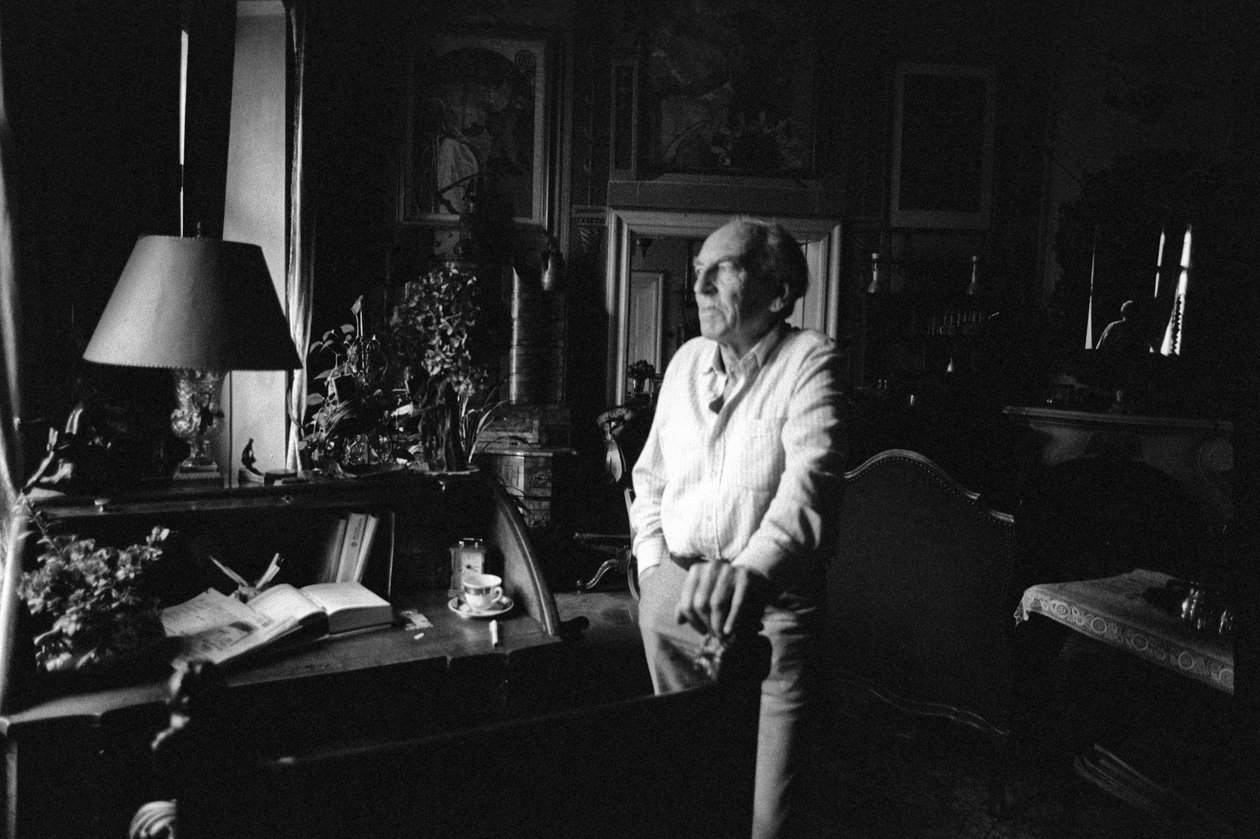 Jiri Mucha stojący przy biurku w swoim domu na Hradczanach w Pradze autorstwa Czech Photographer