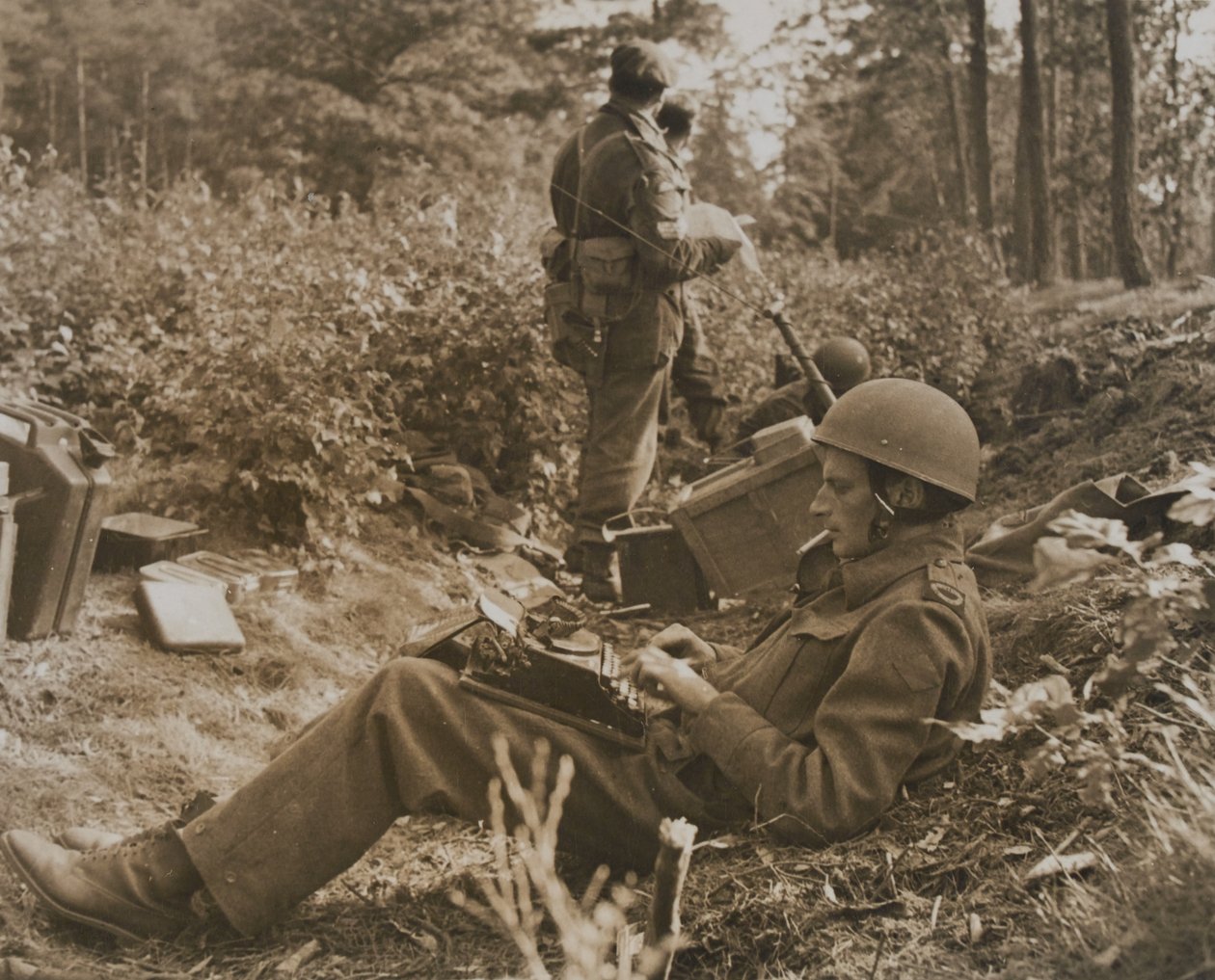 Korespondent wojenny Alan Wood pisze depeszę autorstwa D.M. Sgt. Smith
