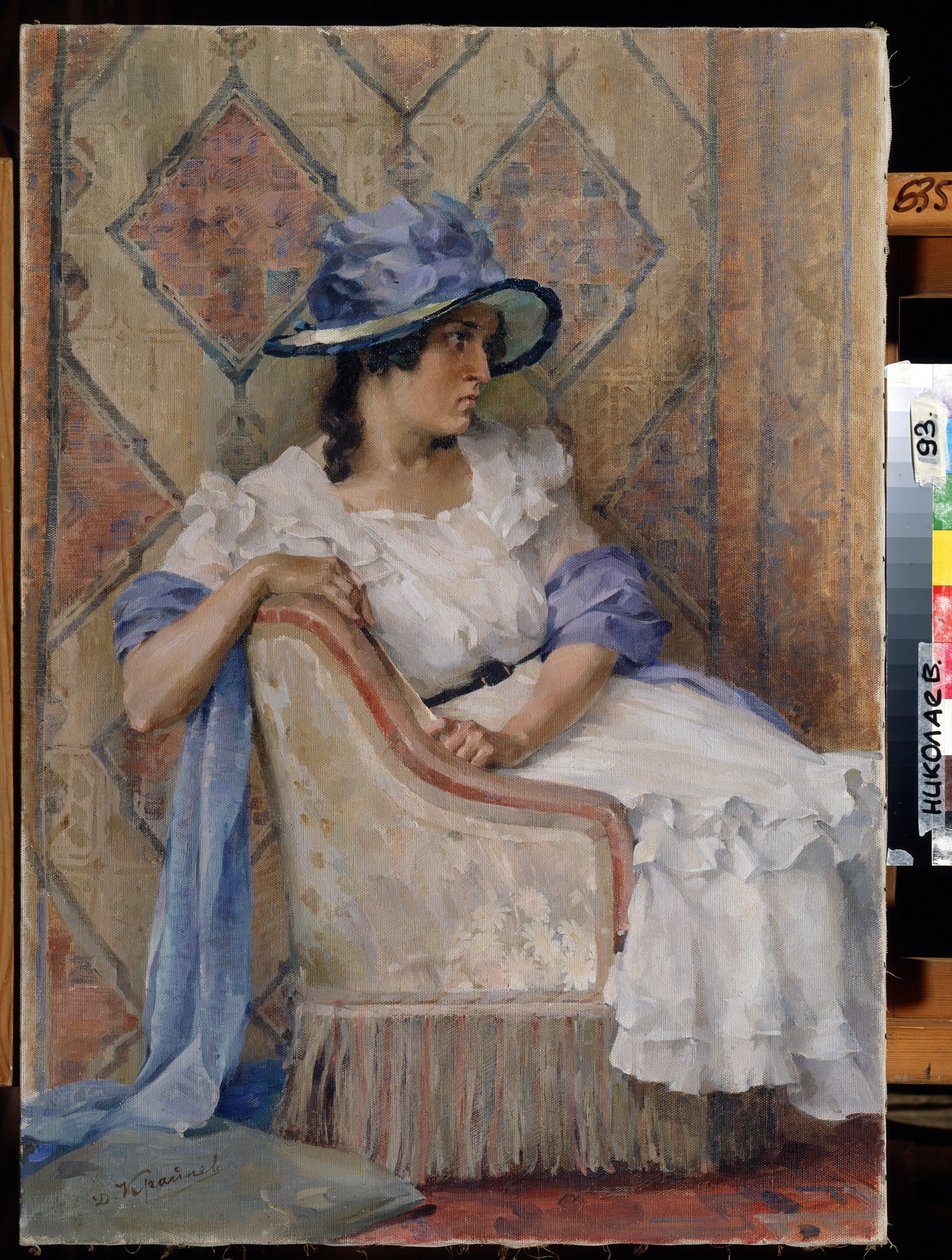 Kobieta w bieli (Dama w bieli). Malarstwo Danilla Karpovicha Krayneva (1872-1949), olej na płótnie, współczesna sztuka rosyjska, przełom XIX i XX wieku. Regionalne Muzeum Sztuki im. W. Wereszczagina, Mikołajów (Ukraina). autorstwa Danil Karpovich Kraynev