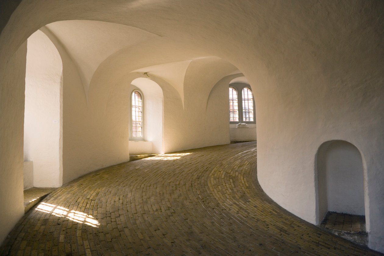 Wnętrze Okrągłej Wieży, ukończone 1643 autorstwa Danish School