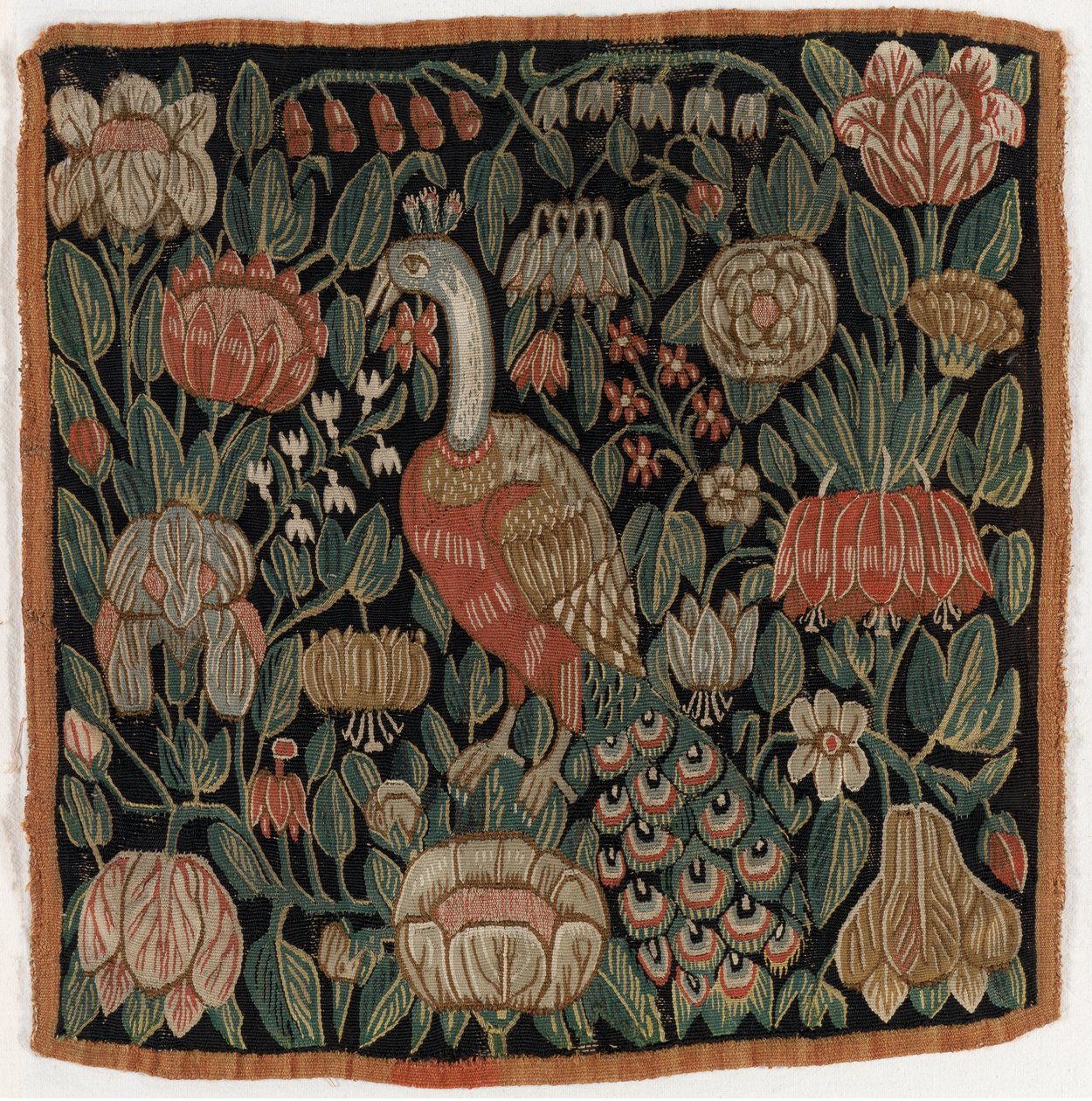 Gobelinowa poszewka na poduszkę przedstawiająca ptaka wśród kwiatów, wykonana w Szlezwiku-Holsztynie, Dania, ok. 1690 r. (wełna) autorstwa Danish School
