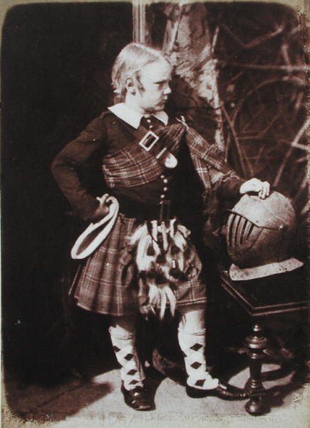 Młody Szkot w kapturze (odbitka na papierze solnym z negatywu kalotypowego) autorstwa David Octavius and Adamson Robert Hill