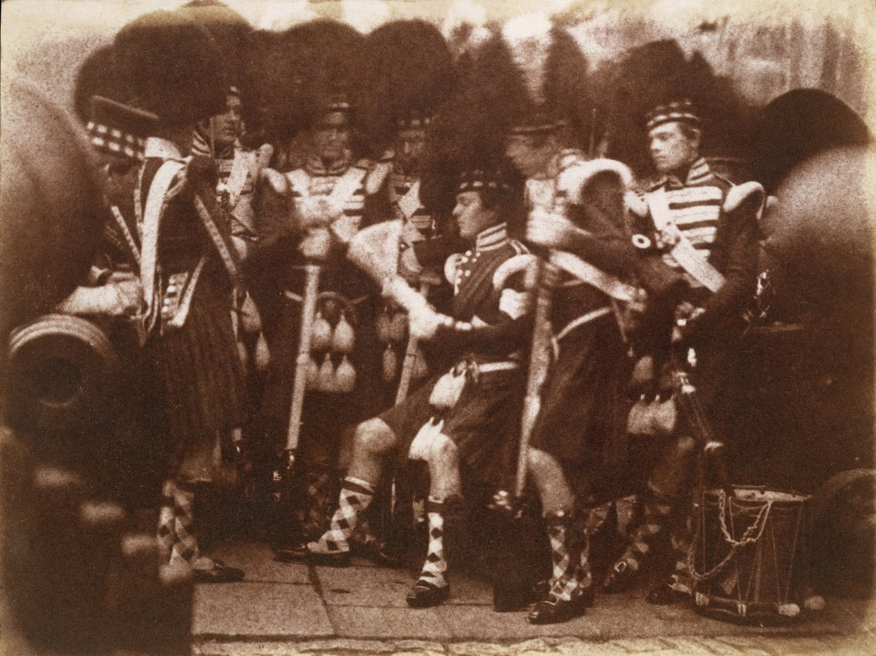 [Oficer 92. Gordon Highlanders Reading to the Troops, Zamek w Edynburgu], 9 kwietnia 1846 . Twórcy: David Octavius Hill, Robert Adamson, Hill & Adamson. autorstwa Hill and Adamson