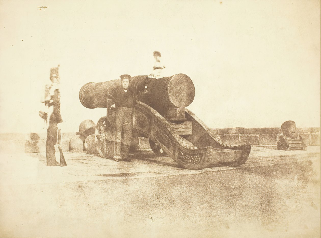 Działo „Mons Meg” na zamku w Edynburgu oraz szeregowiec w 2. batalionie Royal Scots..., 184 Twórcy: David Octavius Hill, Robert Adamson, Hill & Adamson. autorstwa Hill and Adamson