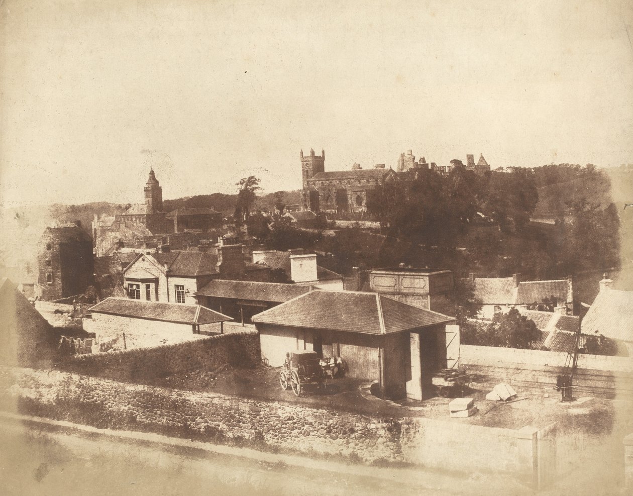Linlithgow, od dworca kolejowego, z ratuszem, kościołem św. Michała i pałacem, 1843-184 Twórcy: David Octavius Hill, Robert Adamson. autorstwa David Octavius Hill, Robert Adamson