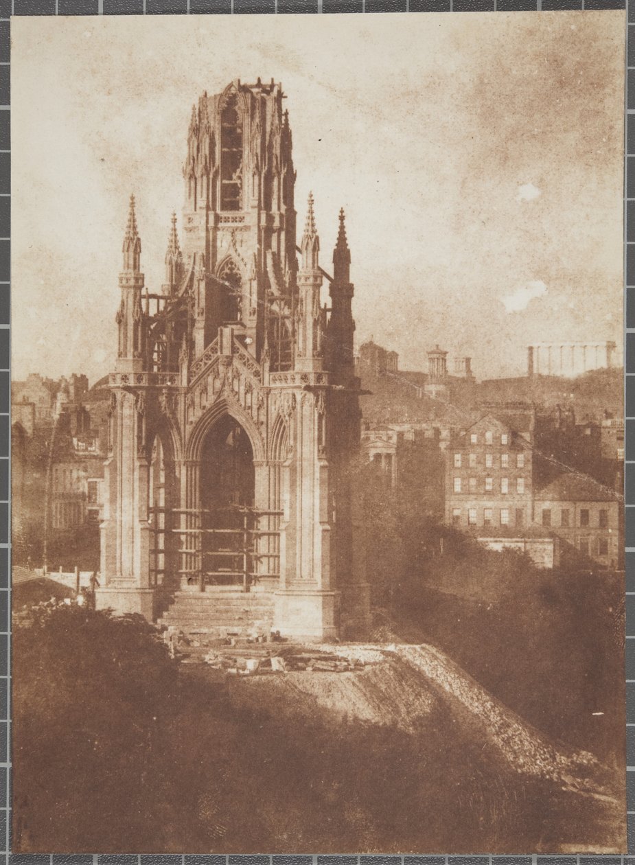 Scott Monument, Edynburg, w trakcie budowy, 1840-44 (odbitka na solonym papierze z negatywu kalotypu) autorstwa David Octavius Hill and Robert Adamson