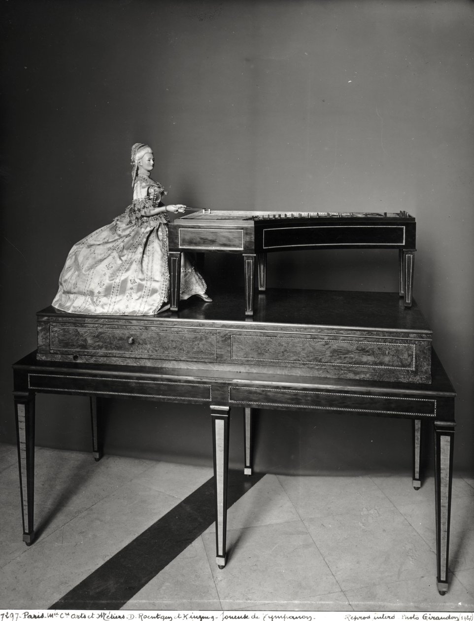 Grający na cymbałach (drewno i metal) (patrz także 157814) autorstwa David Roentgen