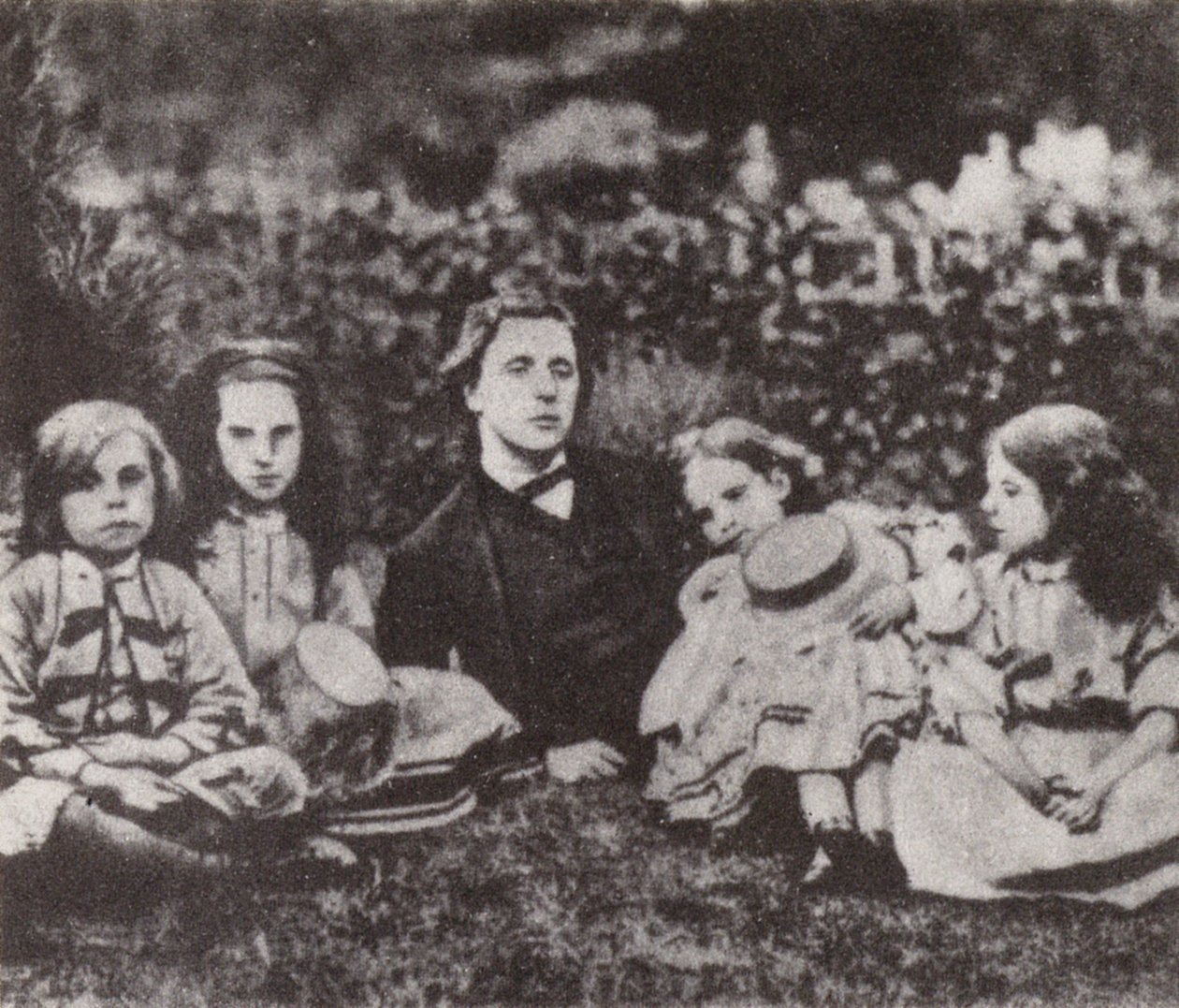 Lewis Carroll z dziećmi Macdonaldów (zdjęcie czarno-białe) autorstwa David Scott Lieutenant-Colonel (after) Dodgson