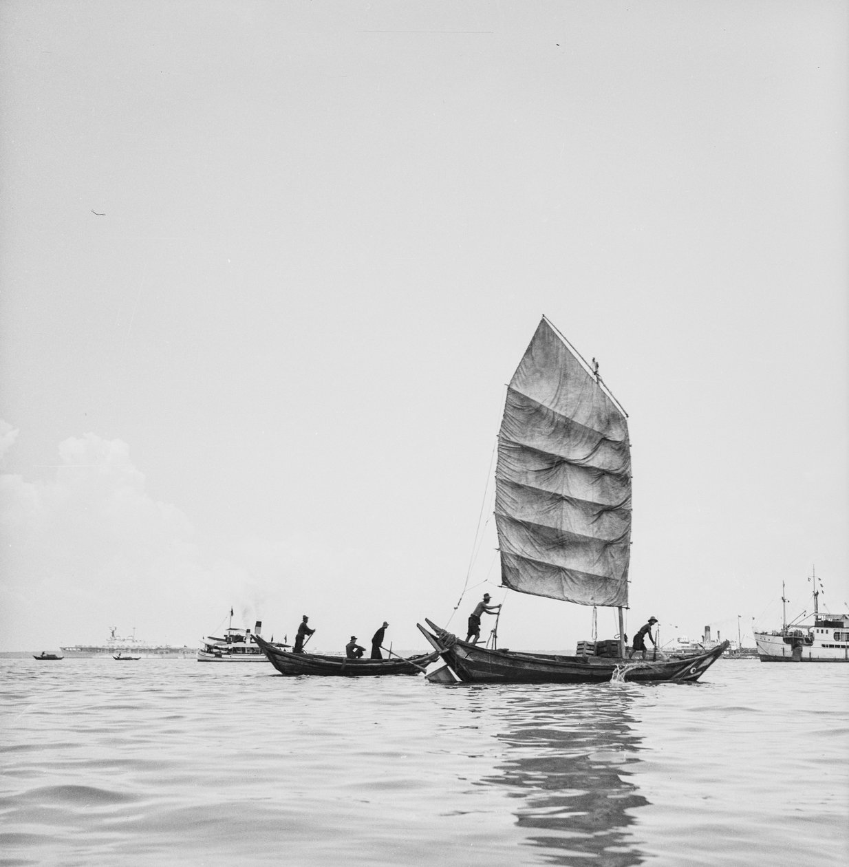 Sampan pod żaglami i jeden skulony w porcie Penang autorstwa David Watkin Waters