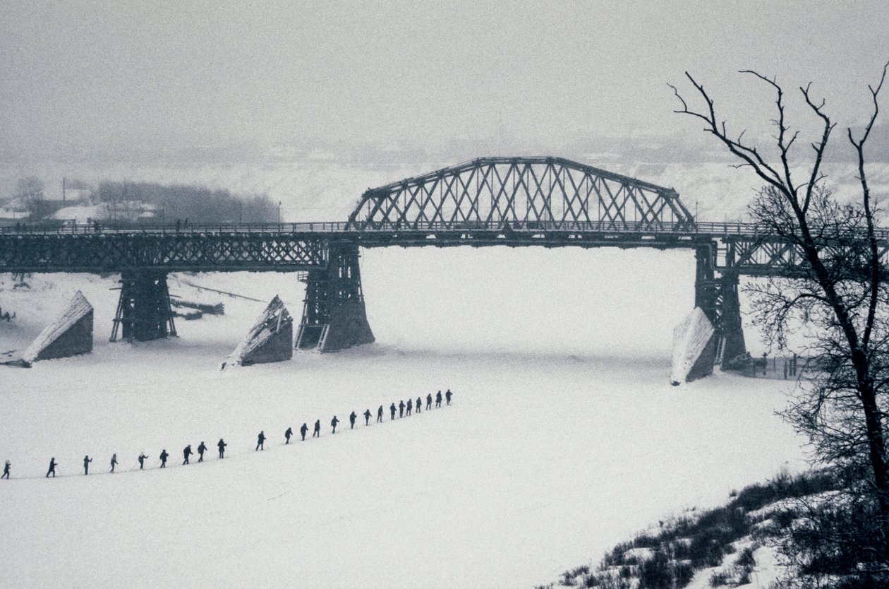 Nowosybirsk, rzeka Ob, Syberia, ZSRR, studenci przekraczają zamarzniętą rzekę Ob pieszo w śniegu, zima 1976 r. (zdjęcie) autorstwa Dean Conger