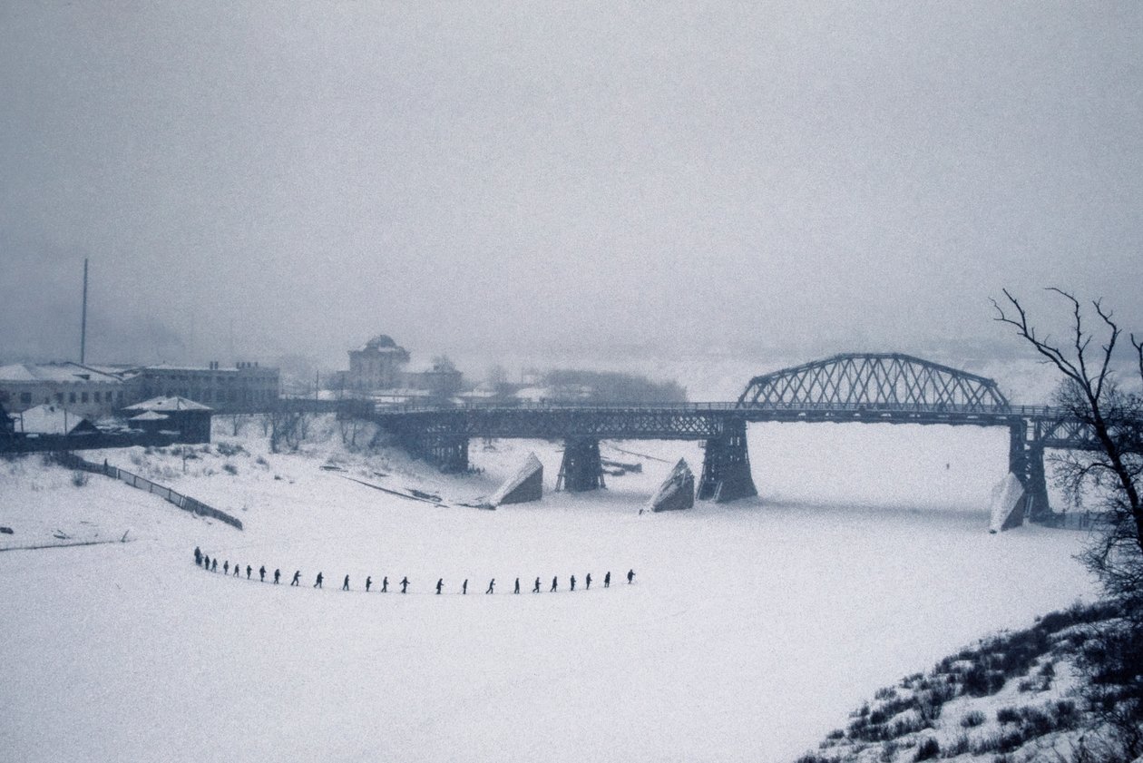 Nowosybirsk, rzeka Ob, Syberia, ZSRR, studenci przekraczają zamarzniętą rzekę Ob pieszo w śniegu, zima 1976 r. (zdjęcie) autorstwa Dean Conger