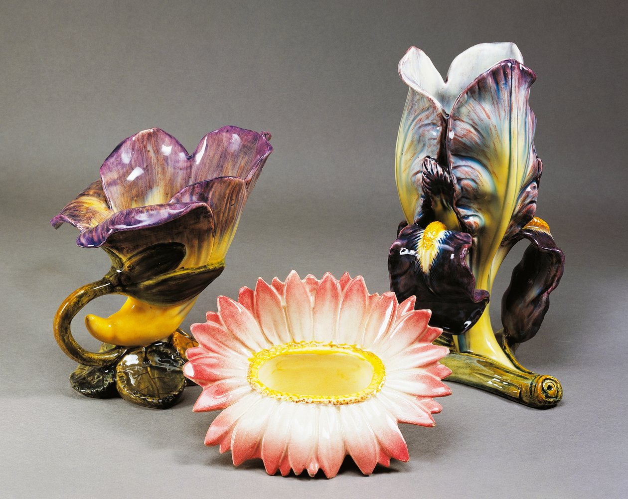 Wazon w kształcie powoju, cachepot w kształcie stokrotki i wazon w kształcie irysa, ok. 1900, Delphin Massier (1836-1907), styl Art Nouveau, ceramika barbotynowa, wykonana w Vallauris. Francja, XX wiek. autorstwa Delphin Massier