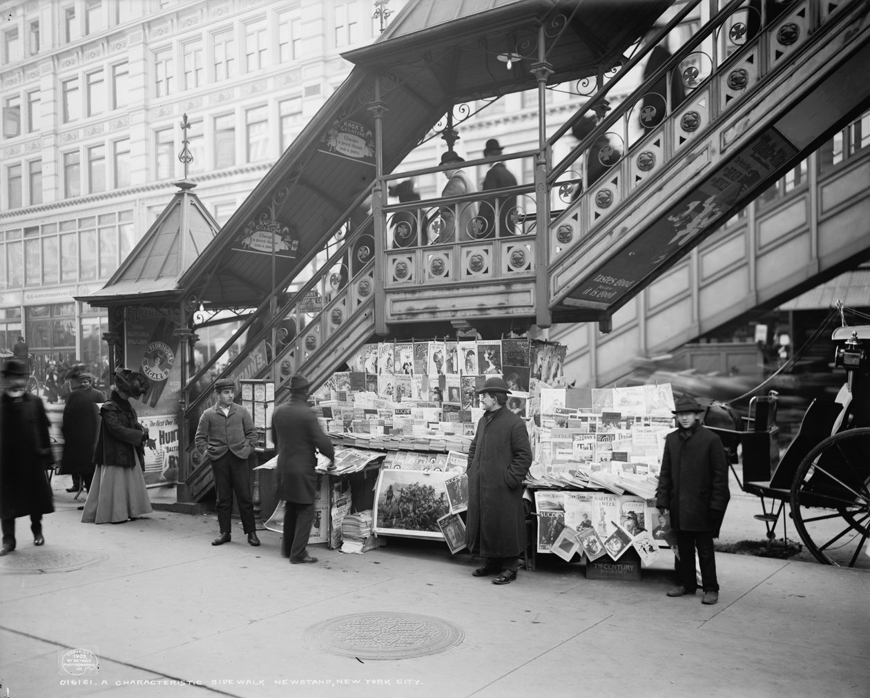 Charakterystyczny kiosk na chodniku, Nowy Jork, ok. 1903 r. autorstwa Detroit Publishing Co.