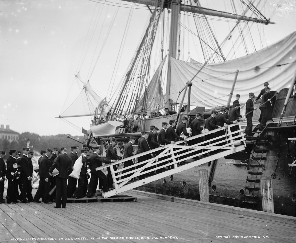 Kadeci wsiadający na statek U.S.S. Constellation na letni rejs, U.S.Naval Academy, Annapolis, Maryland, ok. 1890-1901 autorstwa Detroit Publishing Co.