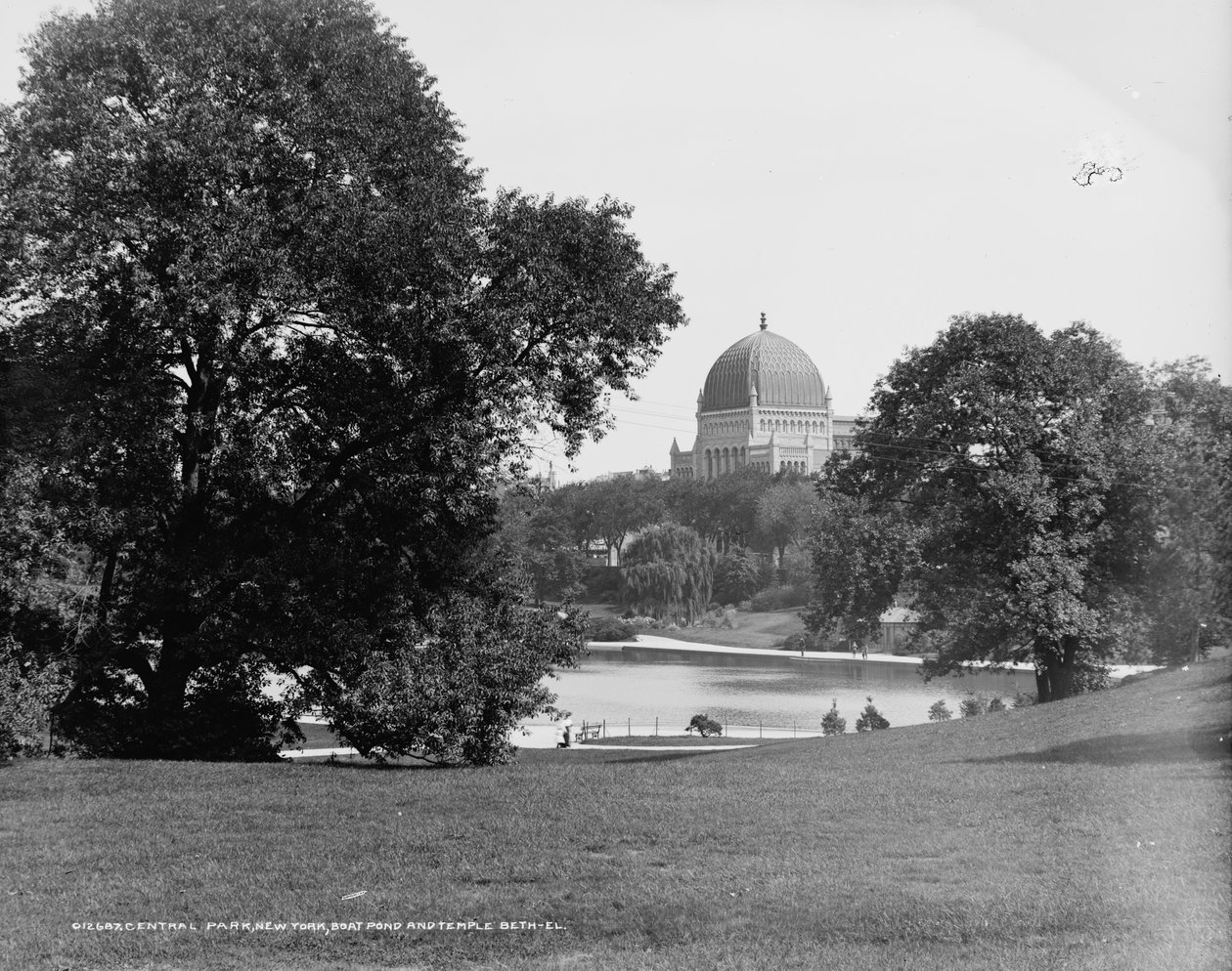 Central Park, Nowy Jork, staw z łodziami i świątynia Beth-El, ok. 1900 autorstwa Detroit Publishing Co.