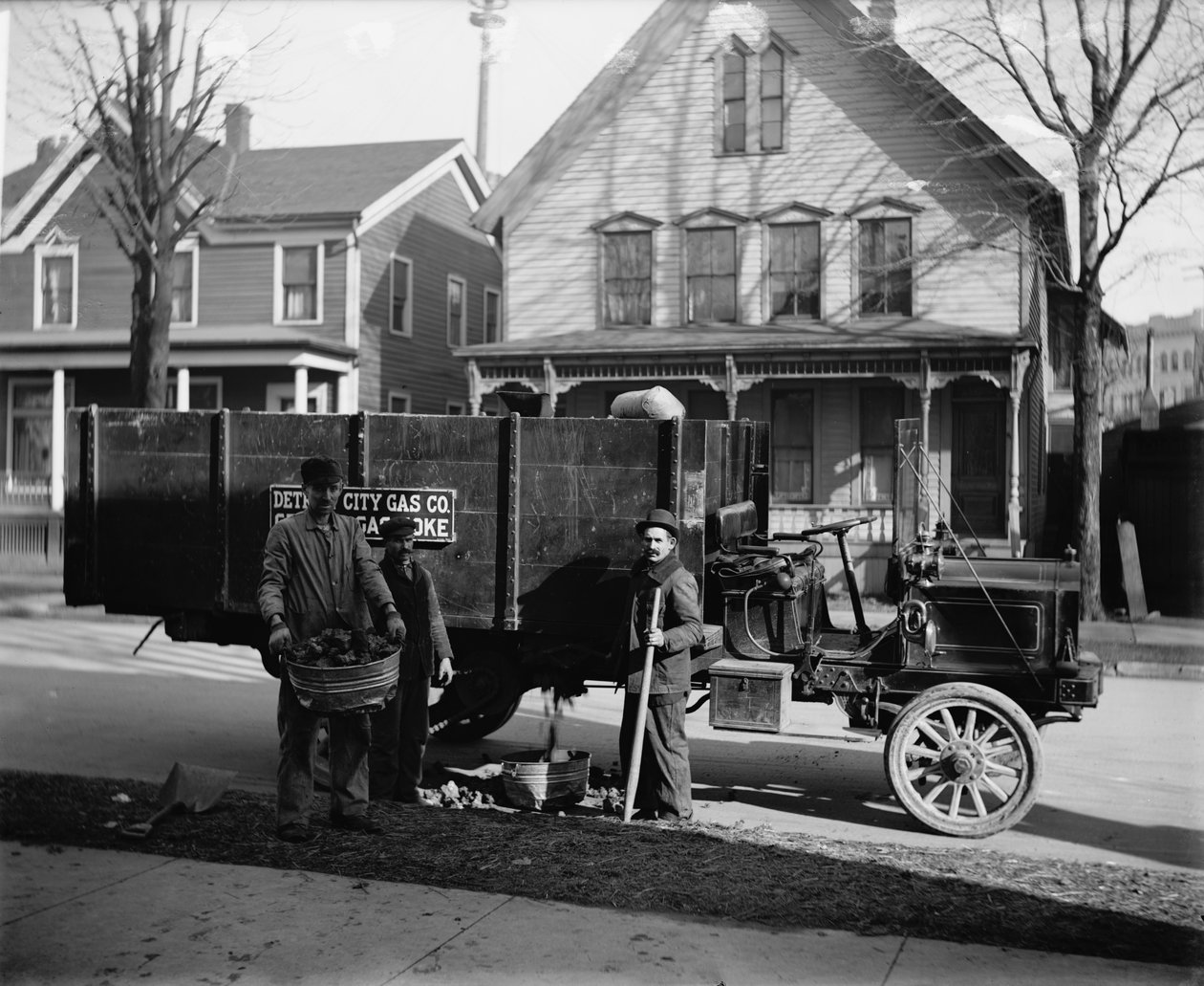 Wagon dostawczy koksu i pracownicy, Detroit City Gas Co., Michigan, 1900 autorstwa Detroit Publishing Co.