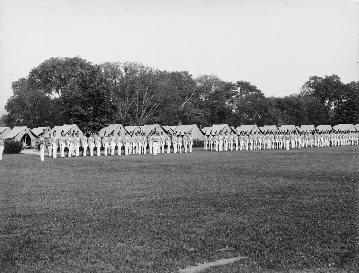 Parada sukien, pistolet i kolory o zachodzie słońca, West Point, Nowy Jork, ok. 1905 r. autorstwa Detroit Publishing Co.