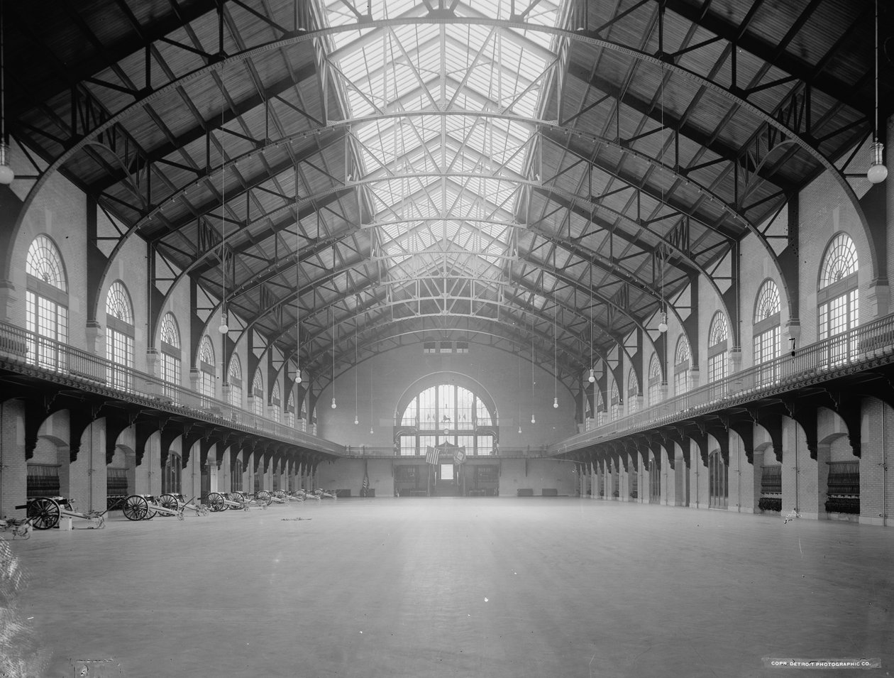 Wnętrze zbrojowni, U.S. Naval Academy, Annapolis, Maryland, c.1900-06 autorstwa Detroit Publishing Co.