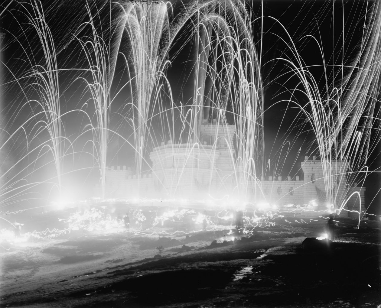 Karnawał w środku zimy, szturm na fortecę, Upper Saranac Lake, Nowy Jork, 1909 autorstwa Detroit Publishing Co.