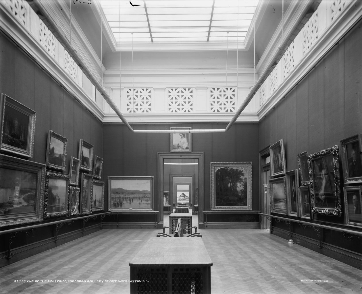 Jedna z galerii, Corcoran Gallery of Art, Waszyngton, D.C., ok. 1905-15 autorstwa Detroit Publishing Co.