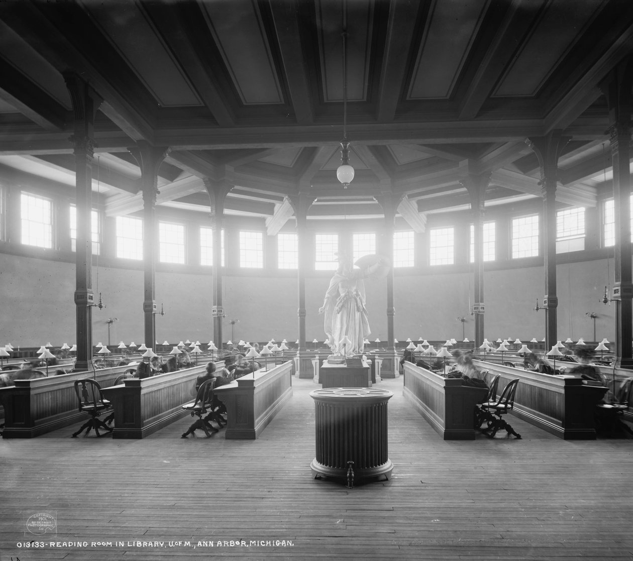 Czytelnia w bibliotece, University of Michigan, Ann Arbor, Michigan, c.1901 autorstwa Detroit Publishing Co.