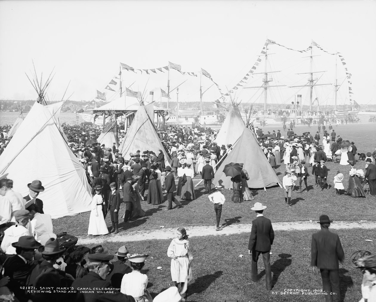 Obchody Kanału Najświętszej Marii Panny, stoisko przeglądowe i wioska indiańska, ok. 1905 r. autorstwa Detroit Publishing Co.