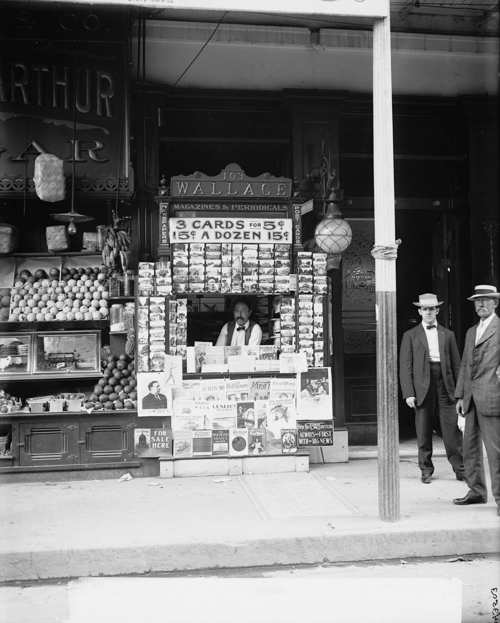 Najmniejsze stoisko z wiadomościami i kartami pocztowymi w Nowym Orleanie, La., 103 Royal Street, c.1900-15 autorstwa Detroit Publishing Co.