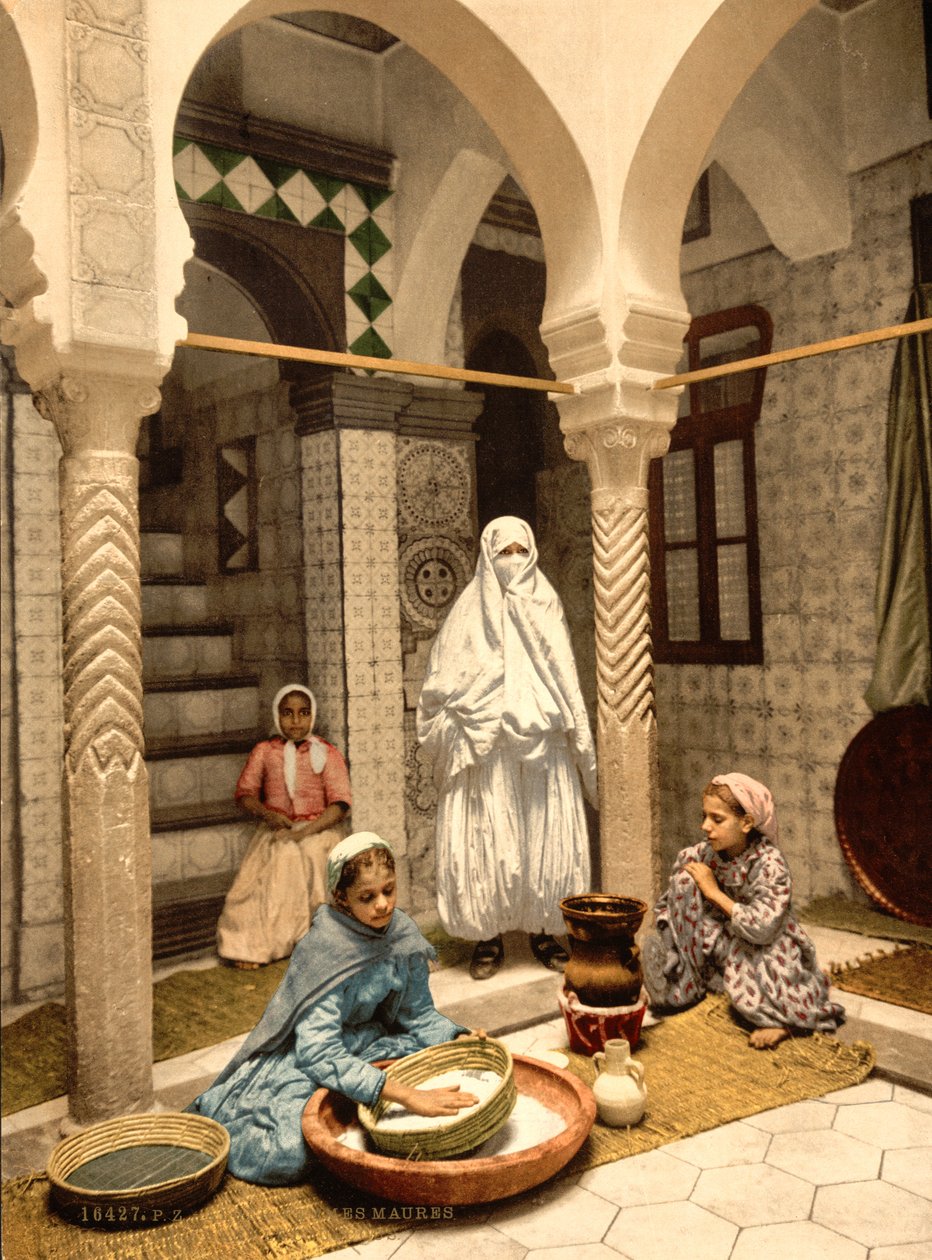 Mauretańskie kobiety przygotowujące kuskus na dziedzińcu, Algier, Algieria, ok. 1899 (odbitka fotomechaniczna) autorstwa Detroit Photographic Co.