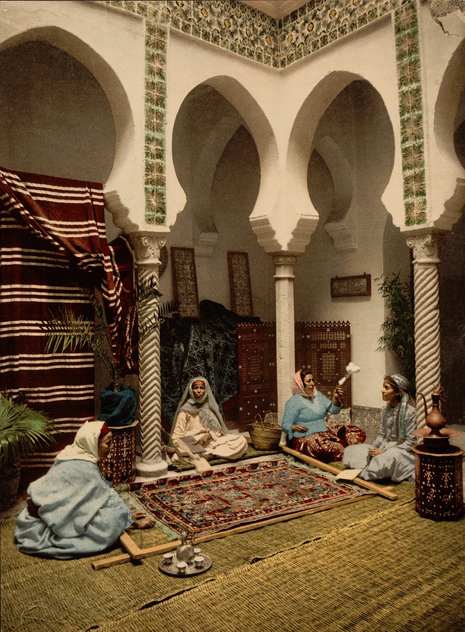 Mauretańskie kobiety robiące arabskie dywany, Algier, Algieria, ok. 1899 (odbitka fotomechaniczna) autorstwa Detroit Photographic Co.