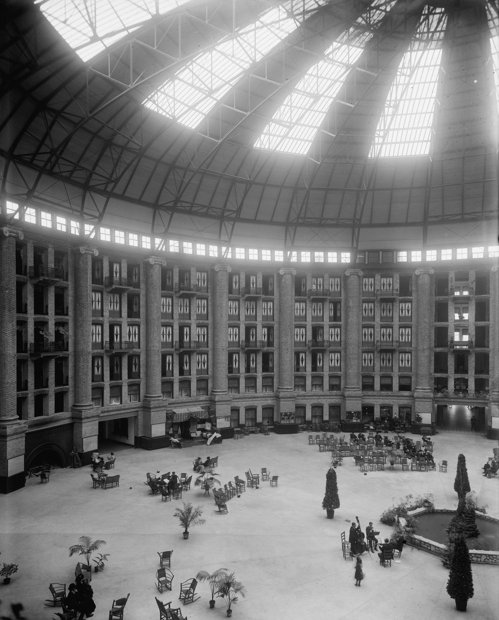 Atrium hotelu New West Baden Springs, West Baden Springs, Indiana, ok. 1900-15 autorstwa Detroit Publishing Co.