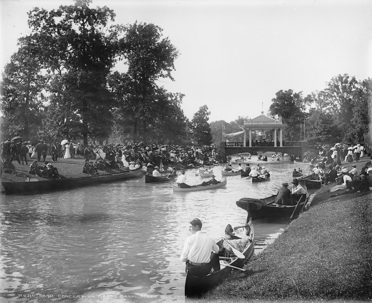 Koncert zespołu na Canale Grande, Belle Isle Park, 1903-20 autorstwa Detroit Publishing Co.